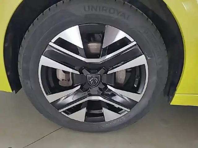 Peugeot 208 puretech 100 s&amp;s bvm6 — photo 13