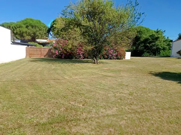TERRAIN Â BATIR DE 840m2 AVEC PISCINE DE 50m2