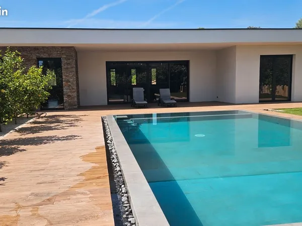 Villa contemporaine 245 m² à Fréjus tour de mare