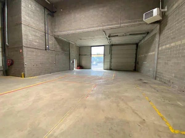 Local d'activité 679 m²
