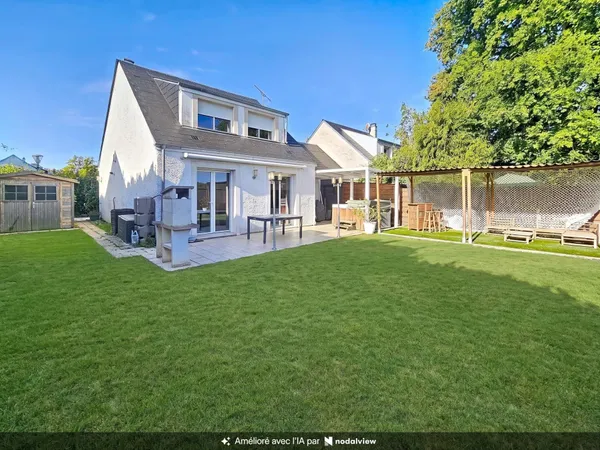 Maison rénovée avec trois chambres, bureau, jardin et jacuzzi.