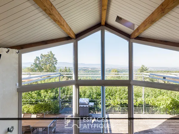 Entre ciel et forêt, une maison baignée de lumière