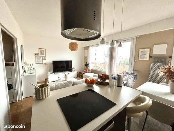 Les Lilas - Beau 2 pièces de 49 m² sans vis à vis- Balcon plein sud - Métro à 2 min
