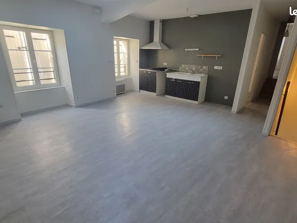 Au coeur du centre ville, appartement offrant deux chambres avec cellier