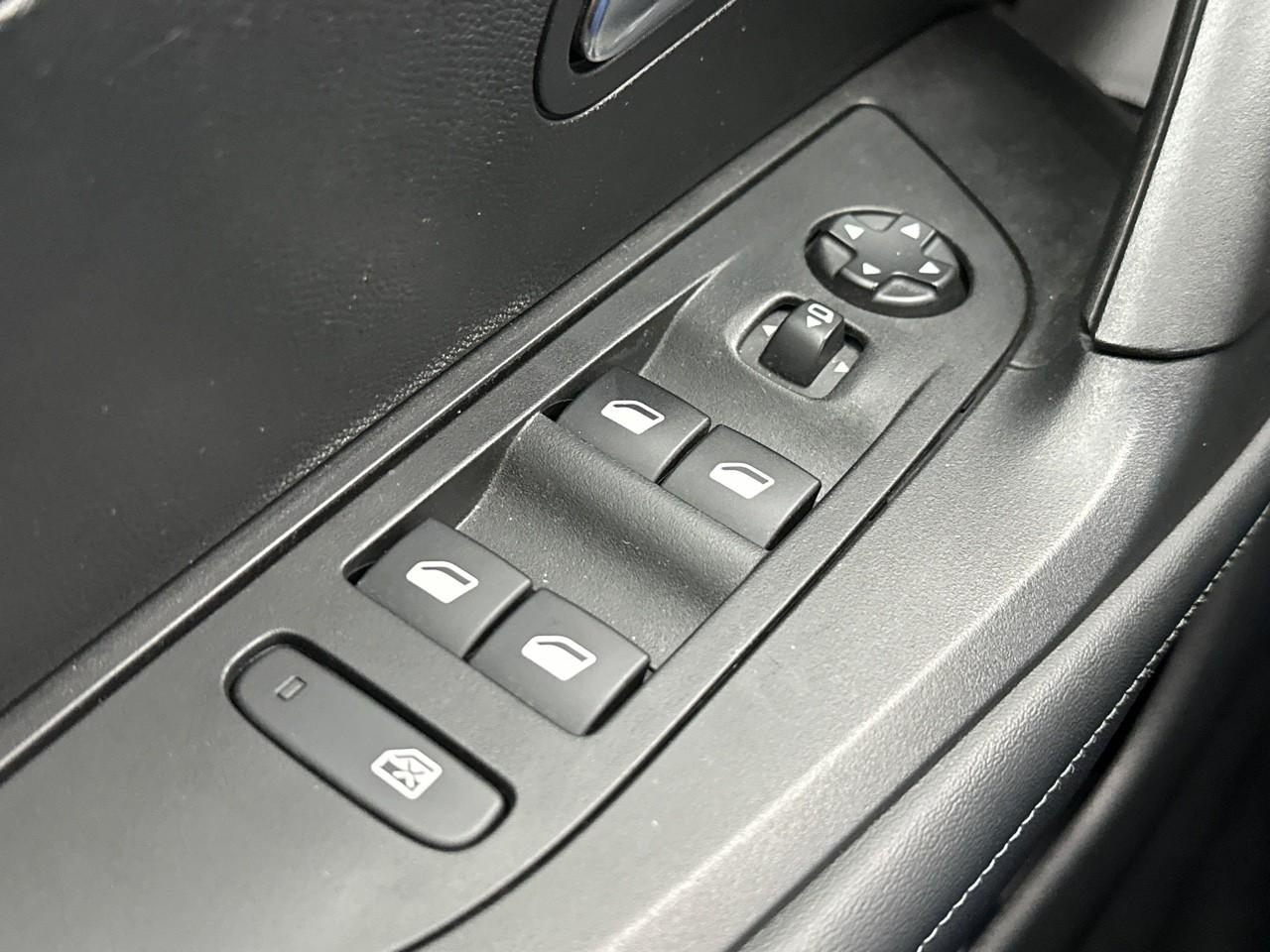 Peugeot 2008 puretech 130 s&s eat8 allure pack — photo 15