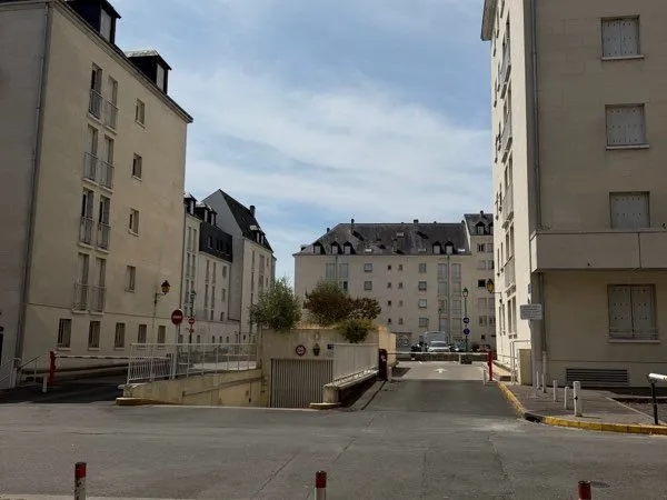 Place de parking extérieure sécurisée - Centre-ville Tours