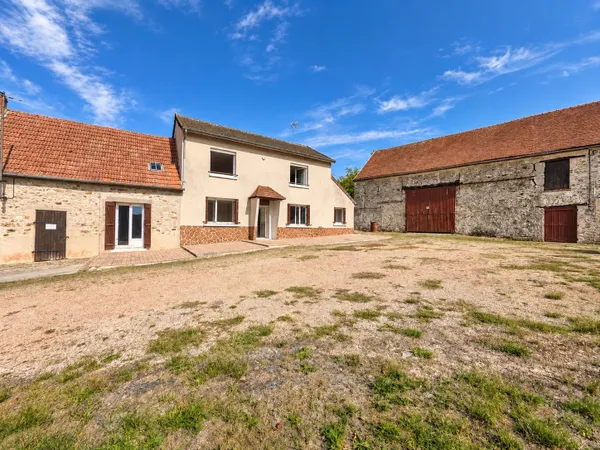 Ref 2324 - Maison avec grange, fort potentiel