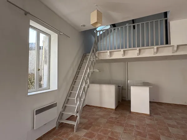 PARTICULIER A SIGOULES, T2 REFAIT À NEUF, BOX+JARDIN