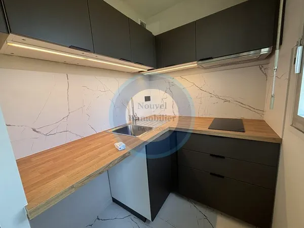 Studio rénové de 22 m2 750 EUR CC