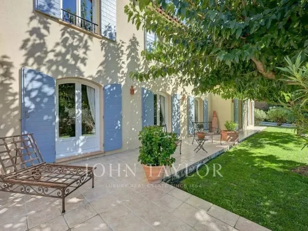 Maison 11 pièces 240 m²