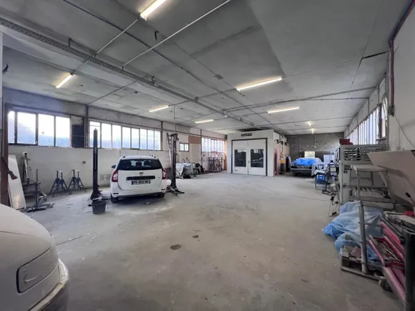 Local commercial 3 pièces 261 m²