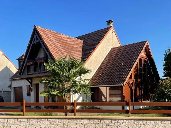 Maison familliale 243 m2 avec piscine chauffée double garage et terrain de 763m2