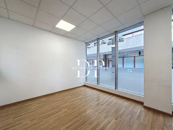 Local 8 pièces 184 m²
