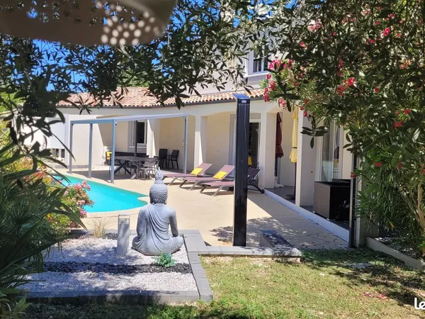 Grande villa lumineuse sur terrain arboré sud France