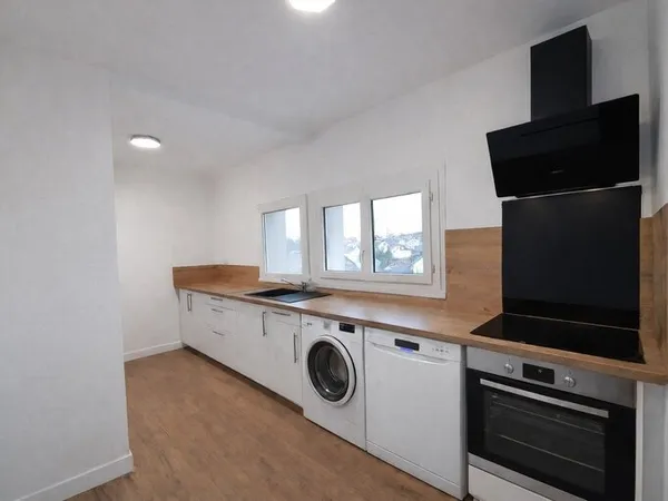 Appartement entièrement rénové-centre ville-stationnement sécurisé-balcon-2 chambres