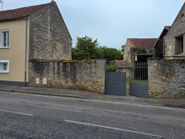 Belle maison de ville renovee - dependance et terrain