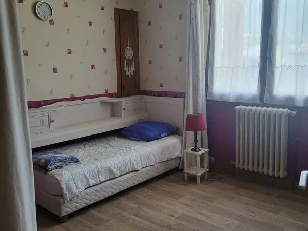 Chambre meublée