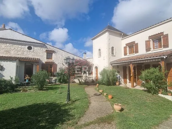 Belle charentaise en pierre avec T2 indépendant et jardin ? Bussac-sur-Charente.