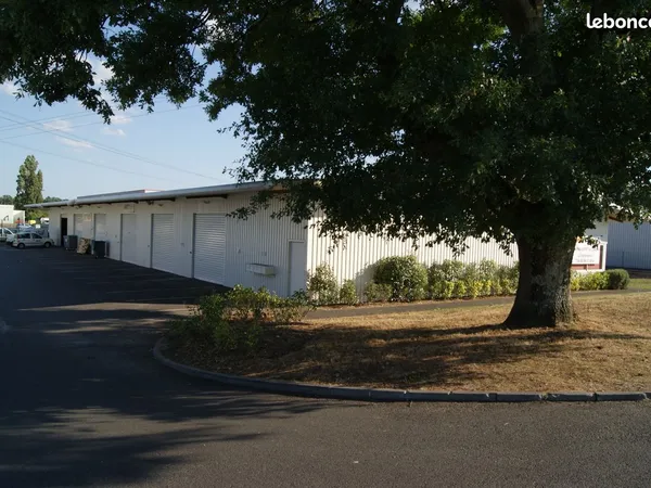 Local 125m² dont bureau, et entrepôt à louer sortie MARTILLAC A62 - proche Bordeaux