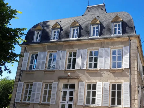 Manoir rénové de 5 chambres disponible octobre 26