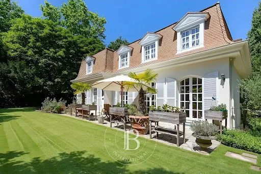 Maison 10 pièces 275 m²