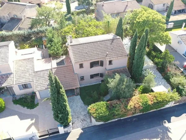 Le Cannet-des-Maures - Villa 112 m² avec piscine, garage et jardin - Fort potentiel à 305 000 €