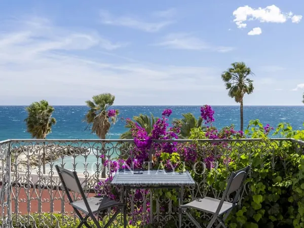 Rare appartement dans immeuble bourgeois, vue mer