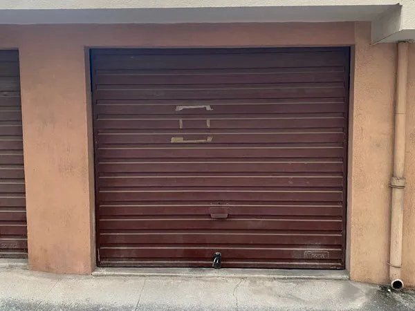 Garage 10m2 dans résidence ferme avec gardien
