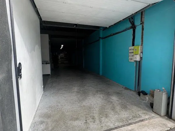 Entrepôt + bureau à louer
