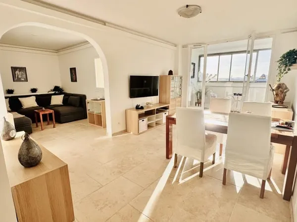 Bel appartement 4 chambres, rénové, extérieur et parking, proche du port et du Mourillon