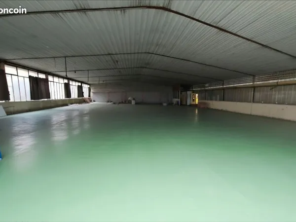 Location entrepôt + bureaux 425m2
