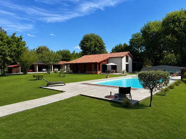 Maison 7 pièces 242 m²