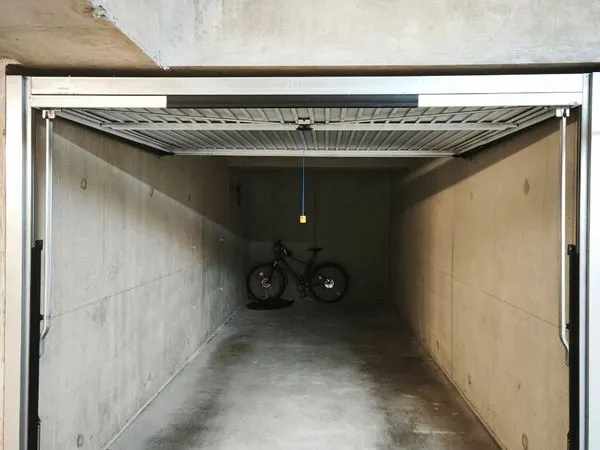 Garage box double fermé à côté tram T6 Beauvisage Pressensé