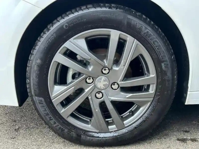 Peugeot 208 1.2 puretech 75ch s&amp;s style — photo 5