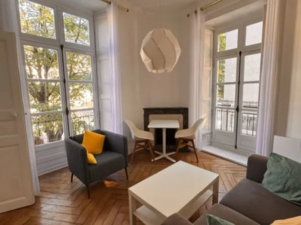 PROCHE PLACE ROYALE T2 MEUBLE