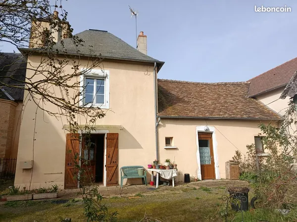 Vends maison de bourg avec garage et 2 petit jardins plus cabanon petit ruisseau en bout de jardin. 
