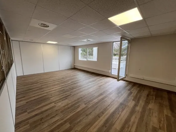 Plateau de bureaux 246 m2 - La Farlède - Excellent état