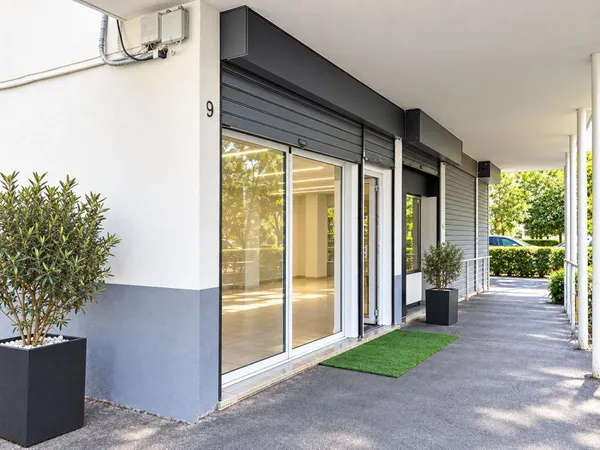 MARSEILLE 12e - LOCAL COMMERCIAL / PROFESSIONNEL - 107 m²