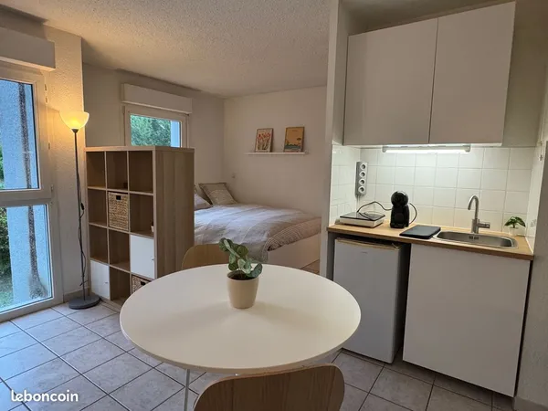 Studio meublé rénové 24 m² avec coin nuit et parking privatif - Besançon