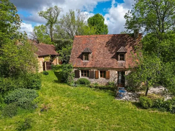 Sur les hauteurs de la vallée du Céou, bel ensemble de 2 maisons et piscine sur terrain de 7000m².