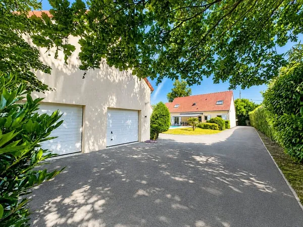 Jolie maison traditionnelle avec piscine et bâtiment à usage de garages et vaste atelier.
