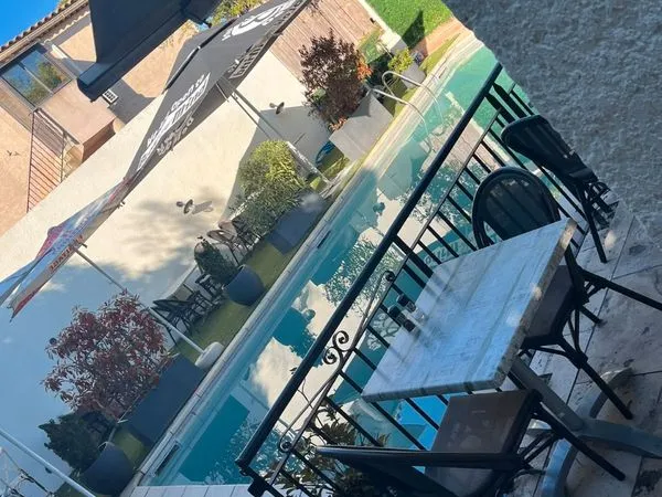 Restaurant avec piscine