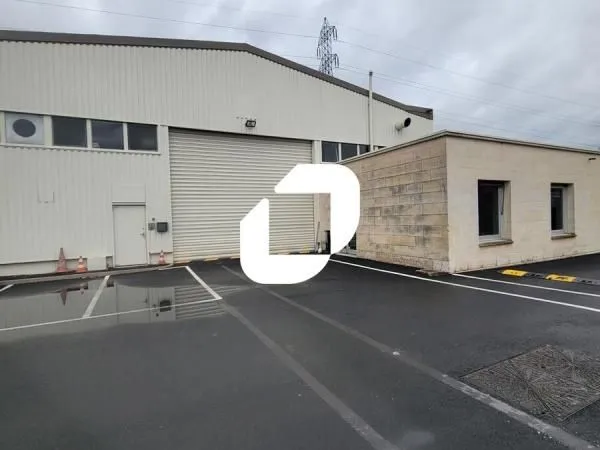 Local industriel 1 800 m²