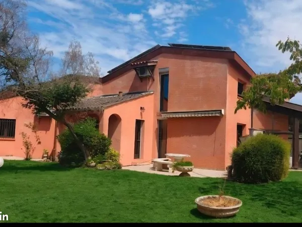 Maison architecte 250m². 8 pièces. Véranda. Garage. Jardin 2700m². Vue Pyrénées