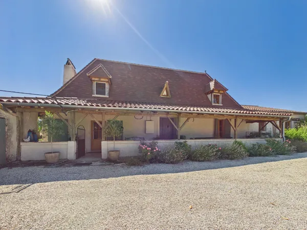 Belle demeure périgourdine avec grange et piscine