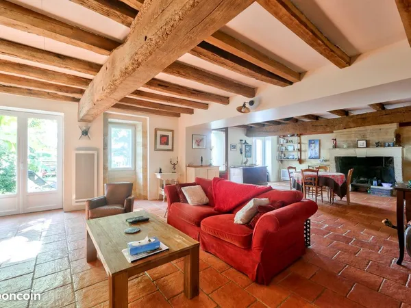Maison en pierre rénovée avec piscine