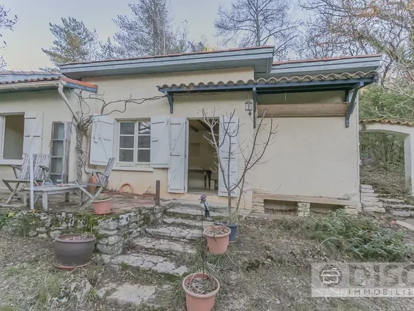 Maisonnette à rénover avec belles vues sur la vallée