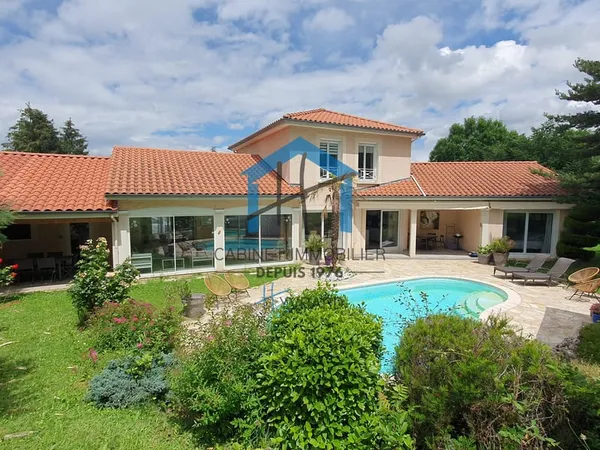 Villa d'exception de 230 m2 avec piscine et terrain de 1087