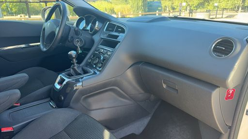 Peugeot 5008 1.6 HDi 115 - Active 7pl – 2014 – 109754 km – Diesel – Boîte Manuelle — photo 21