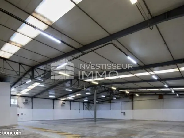 Local logistique 2 348 m²